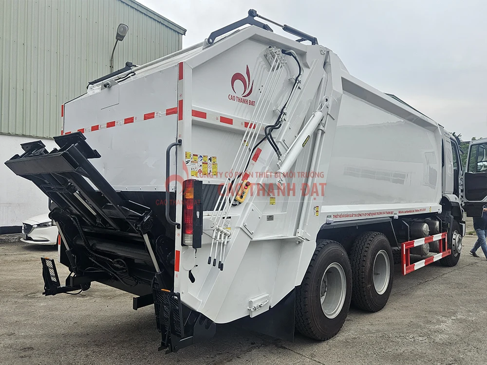 xe cuon ep rac Chenglong 22m3 E5 cang gap